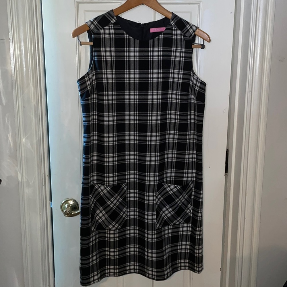 Isaac Mizrahi sleeveless black & white plaid dress. 2 front pockets. size 4.🖤🤍